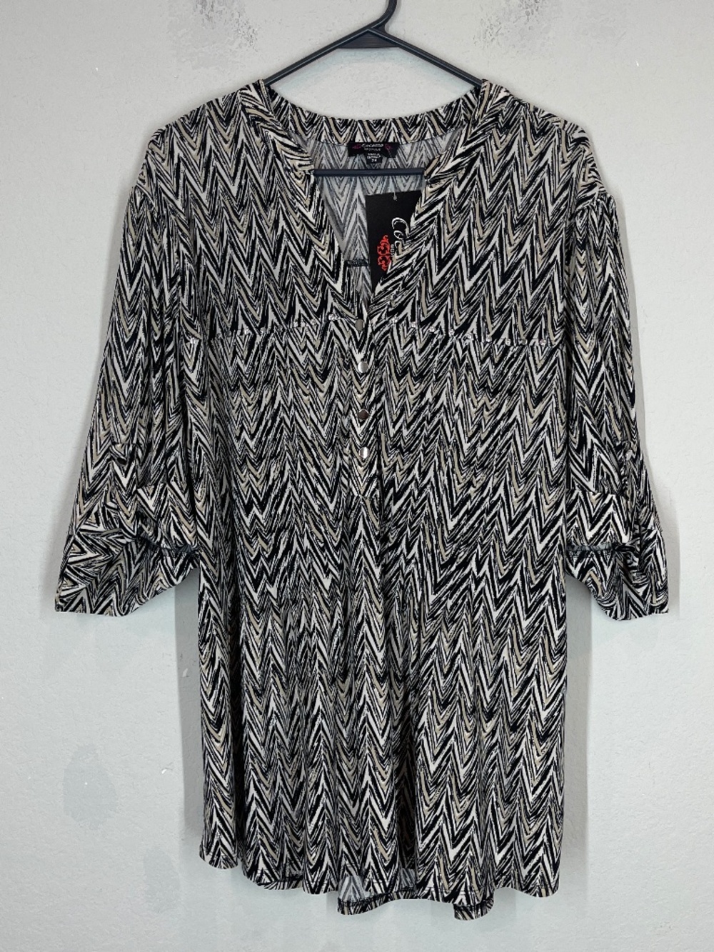 Cocomo Women's 2X Blouse Top Black & White 3/4 Sleeves Roll Tab Chevron